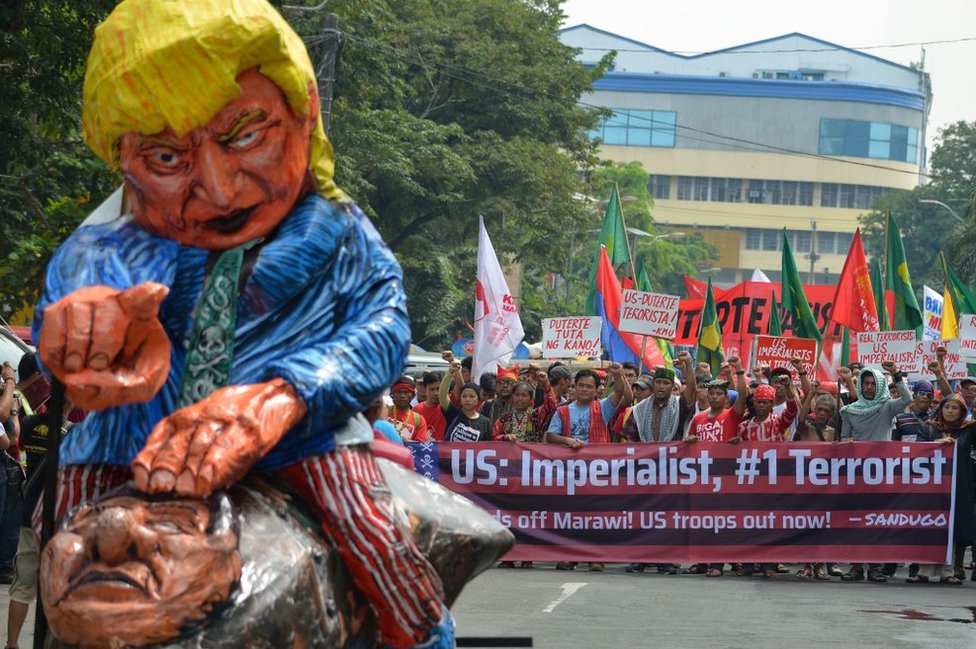 Ранее в этом месяце филиппинские протестующие сожгли изображения Трампа и Дутерте
