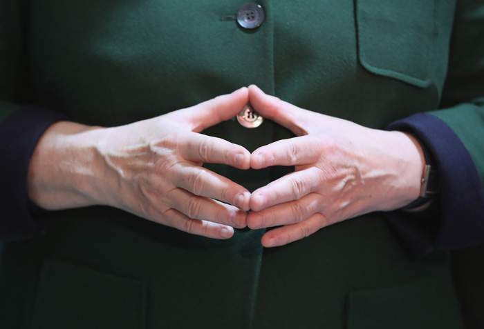 El gesto de "diamante" que la canciller alemana Angela Merkel suele hacer con las manos, uniendo las yemas de los dedos