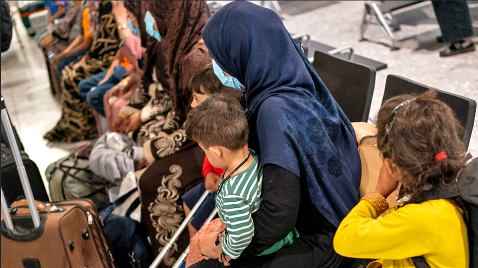 Afganistan'dan gelen mülteciler Londra'daki Heathrow Havalimanı'nda bekliyor, 26 Ağustos 2021.