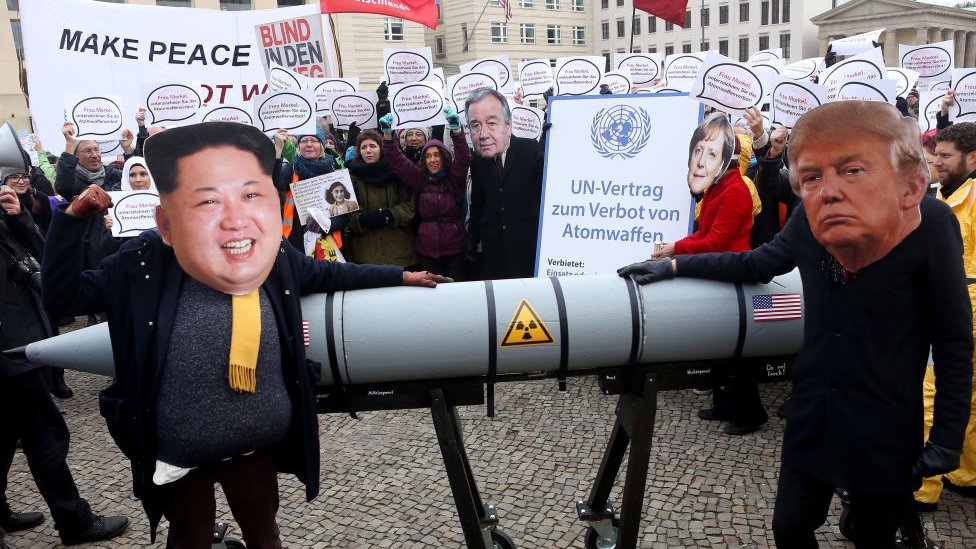 Protesta contra armas nucleares usando de forma irónica las tensiones entre Corea del Norte y Estados Unidos.