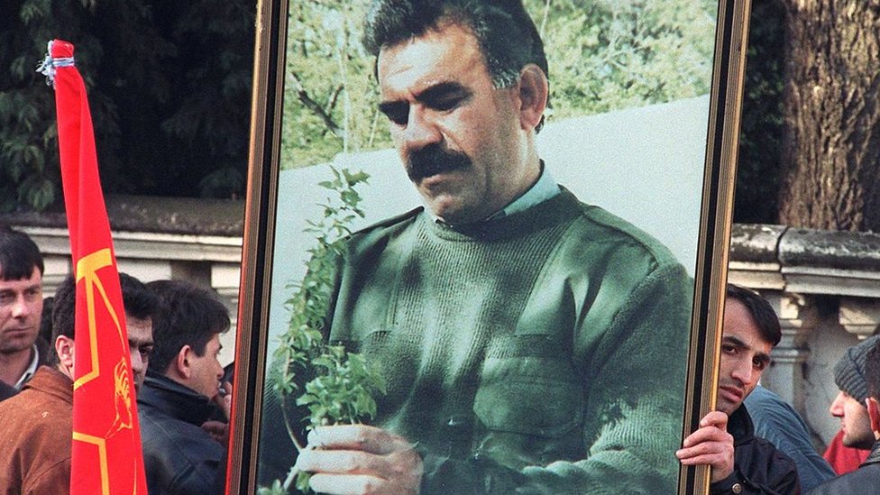 1999 Şubat ayında Londra'daki Yunanistan Büyükelçiliği önünde Abdullah Öcalan resmi taşıyan bir protestocu