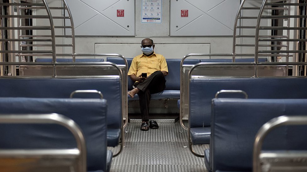 14 марта 2020 года в Мумбаи, Индия, в пригородном поезде на железнодорожной станции CST был замечен пассажир в защитной маске в качестве меры предосторожности от коронавируса.