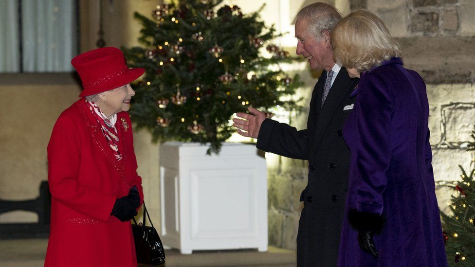Kraliçe, aile üyeleri ile sarayda verilen sosyal mesafeli bazı davetlerde biraraya geldi