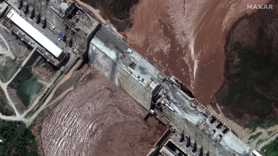 Спутниковый снимок, предоставленный MAXAR Technologies, показывает крупный план плотины Великого Эфиопского Возрождения (GERD) и реки Голубой Нил в регионе Бенишангуль-Гумуз в Эфиопии, 26 июня 2020 г.