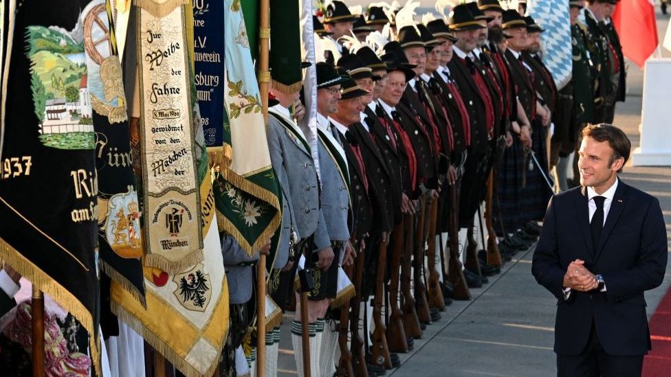 七國集團峰會前夕，法國總統馬克龍(右)抵達德國慕尼黑的機場，檢閲由巴伐利亞傳統步槍組成的儀仗隊。