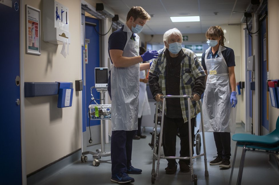 Работники реабилитационной службы поддерживают 82-летнего пациента Майкла Кидда