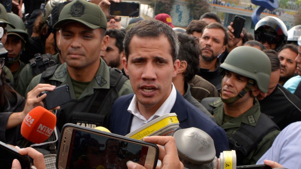 Juan Guaidó hablando rodeado de militares.