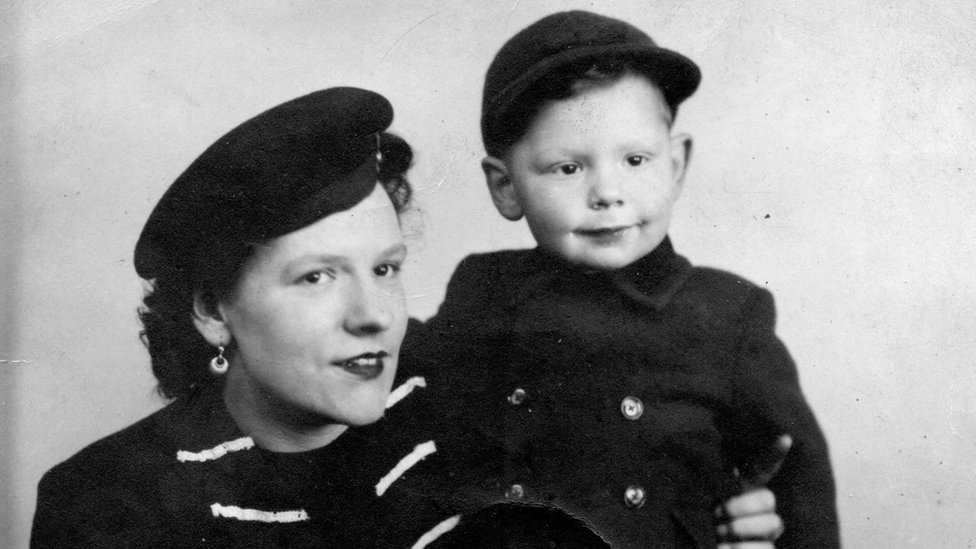 Том Мэтьюз в детстве со своей матерью