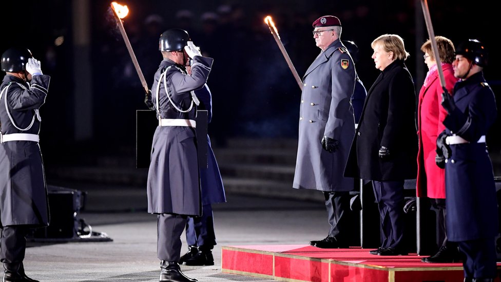 Angela Merkel askeri törenle uğurlandı, vedası için bir de punk şarkısı seçti