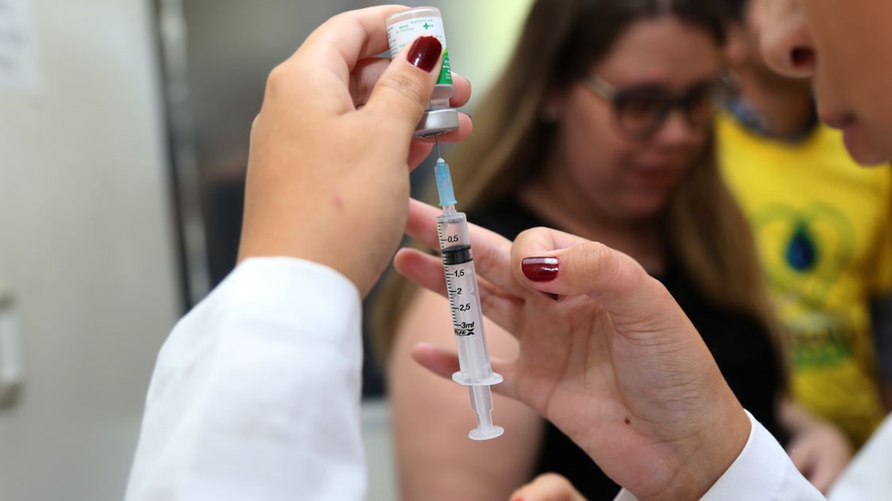 Profissional de saúde prepara vacina contra a gripe