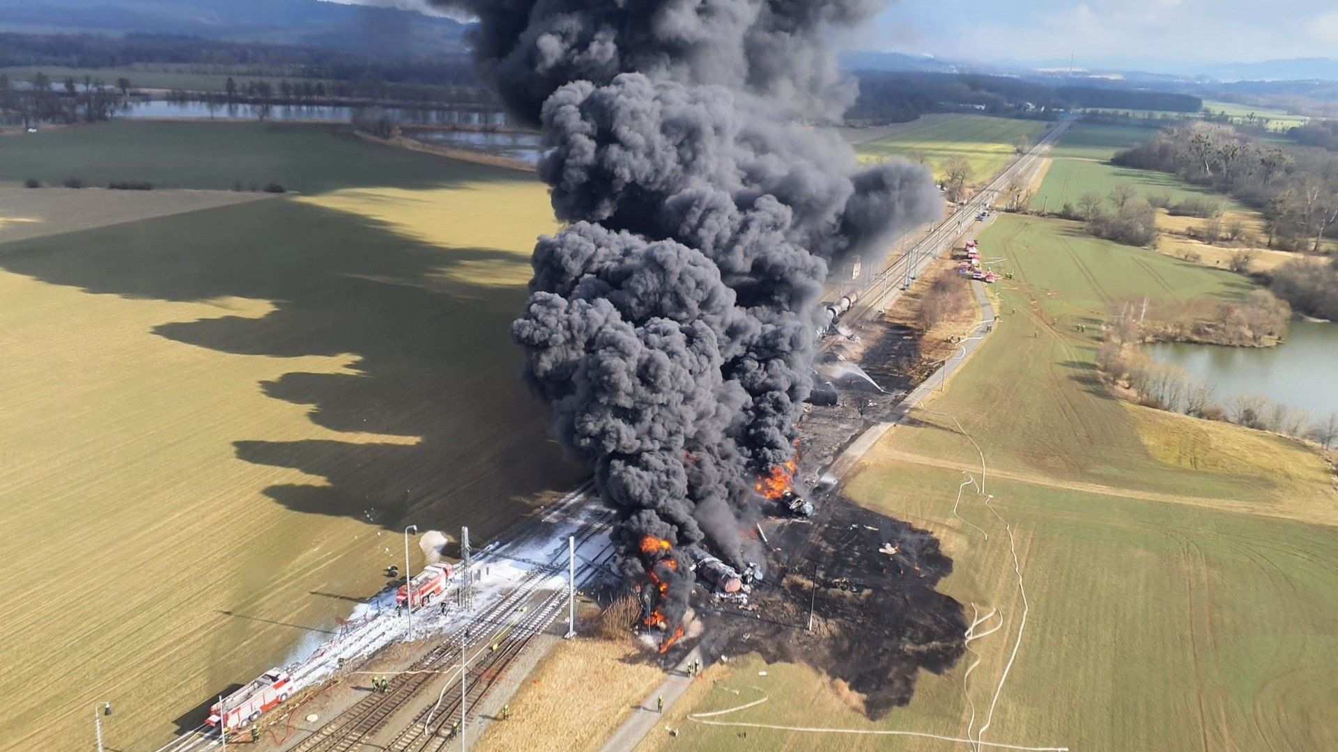 Czech Republic: Firefighters tackle large toxic train fire