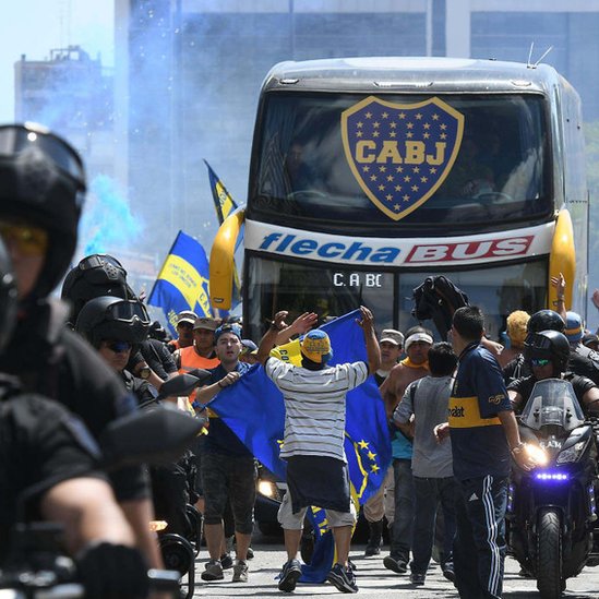 El autobús que trasladaba a los jugadores de Boca fue víctima de una emboscada.