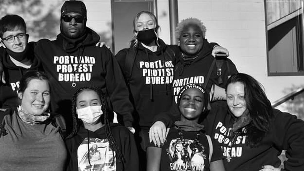 Elizabeth Gunn con sus compañeros de protesta en Portland.