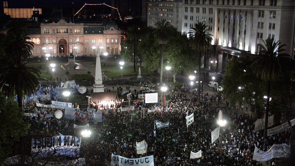 La Plaza de Mayo es el lugar emblemático de protestas. En esta imagen se ve una movilización que realizaron las organizaciones de DD.HH. en 2006. Plaza frente a la Casa Rosada