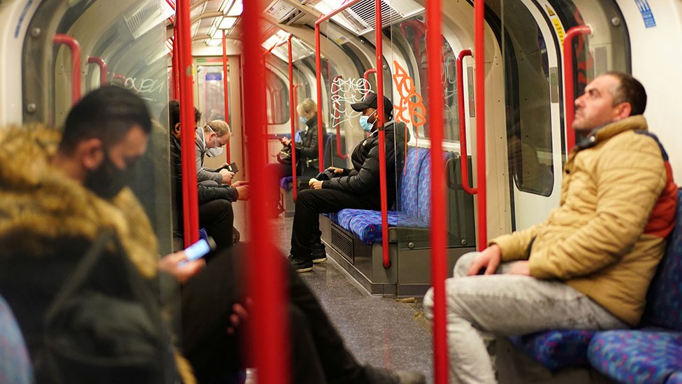 В поезде метро в Лондоне