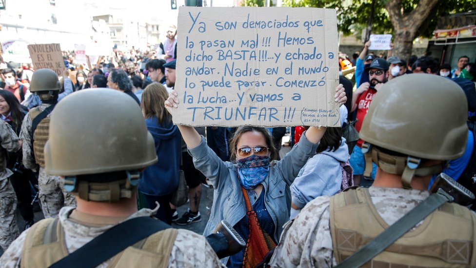 Manifestante protesta en una movilización frente al Congreso en Valparaíso