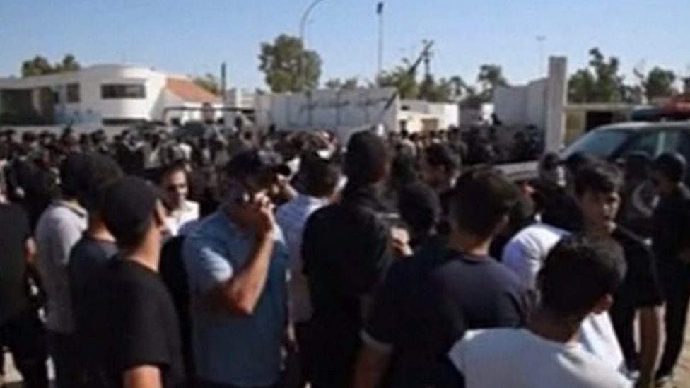 حرق المصحف: عشرات المتظاهرين يقتحمون مقر السفارة السويدية في بغداد 2 جانب من المتظاهرين حول السفارة