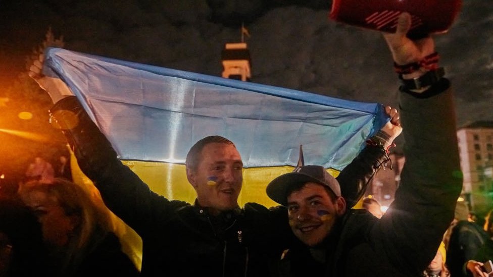Ucranianos celebrando en una plaza de Maidán afectada por los cortes de electricidad.
