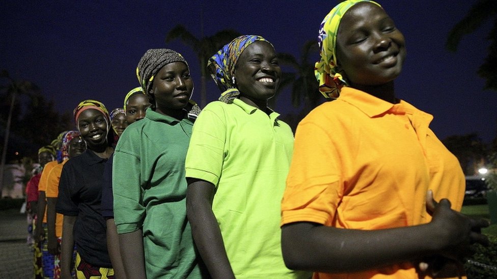 Las chicas Chibok liberadas tendrán que participar en un programa de rehabilitación del gobierno. Chicas liberadas