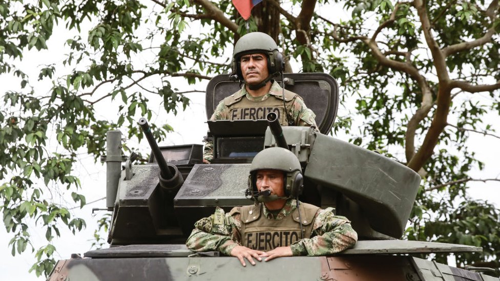 Dos soldados en un tanque de guerra, San Vicente del Caguán, 2022.