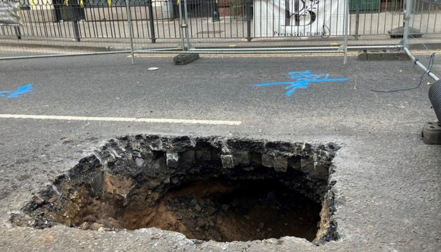 Sinkhole sees major M60-Manchester link road closed 'for safety'