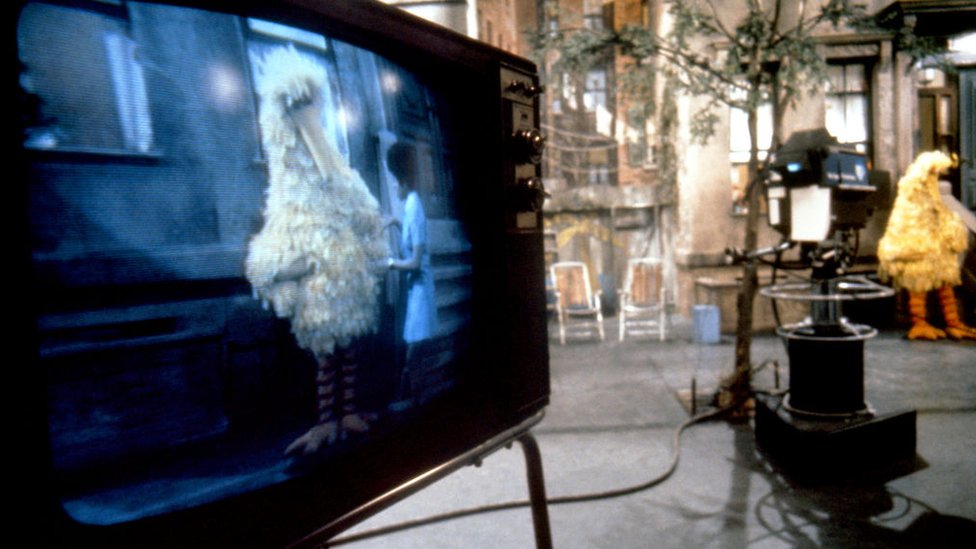 Маппет Большая Птица (слева) и актриса Лоретта Лонг в роли Сьюзан Робинсон (справа) во время съемок эпизода «Улицы Сезам» на студии Reeves TeleTape в марте 1970 года
