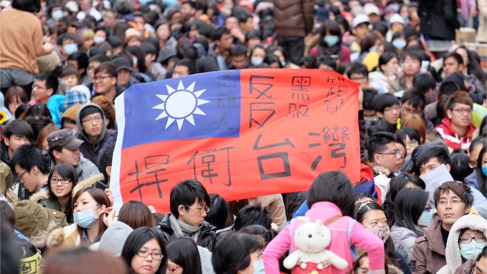 台北立法院外參與「反服貿」抗議的台灣群眾舉起一面寫上「捍衛台灣」字眼的青天白日滿地紅旗（22/4/2014）
