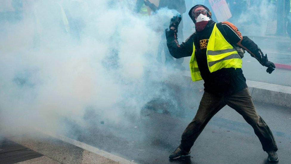 Fransa'daki eylemlerde göstericilerin giydiği sarı yelekler, hükümet karşıtı tepkinin simgesi haline geldi.