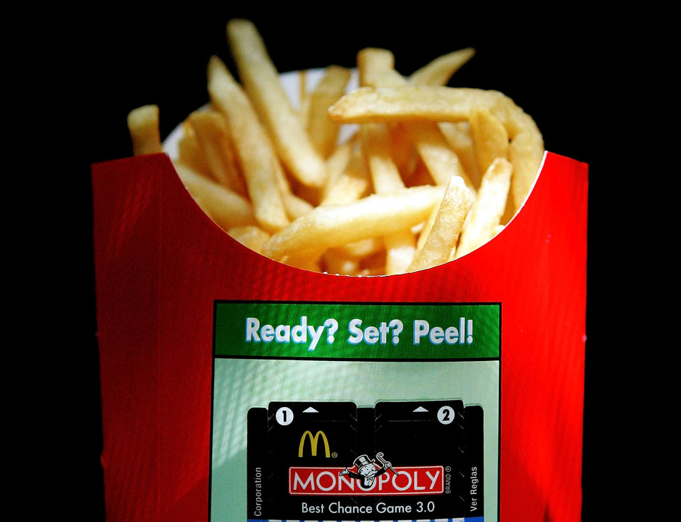 Unas papas fritas con una ficha del McDonald's Monopoly