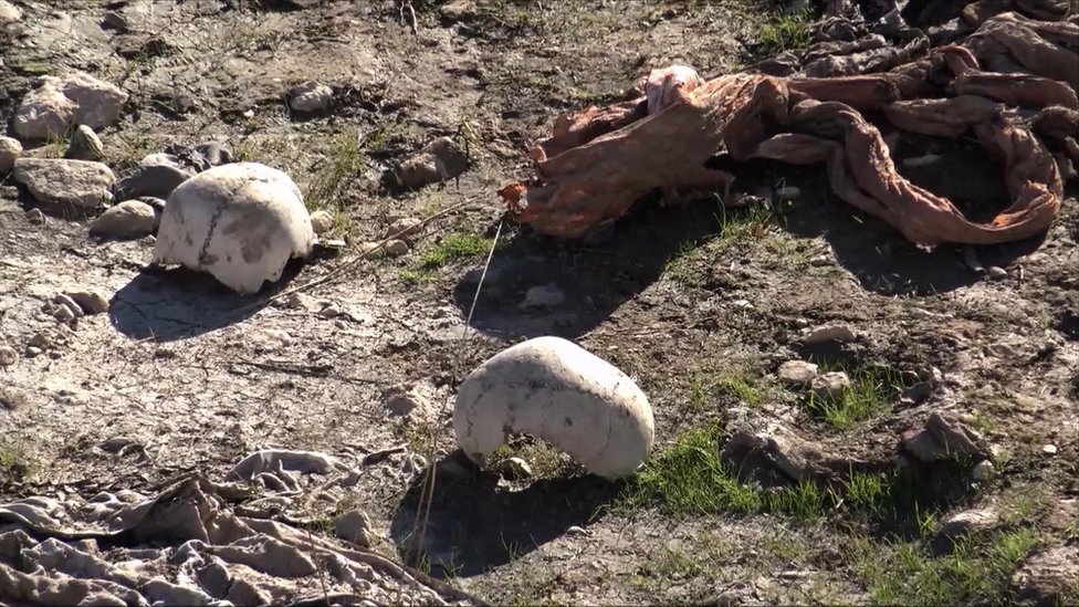 На этом изображении, сделанном из видео, сделанного 22 ноября 2015 года, черепа остаются на месте предполагаемого массового захоронения в городе Синджар на севере Ирака после того, как оно было захвачено боевиками Исламского государства