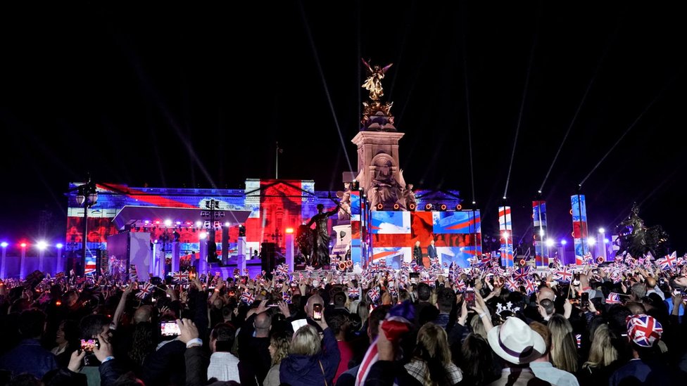 شاهد ما يقرب من 12 مليون شخص في المملكة المتحدة احتفالات اليوبيل البلاتيني في القصر عبر شاشة بي بي سي