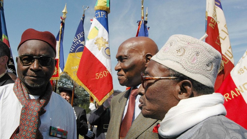 Senegal's ex-President Abdoulaye Wade (C) at Rougemont cemetery - 12 May 2005