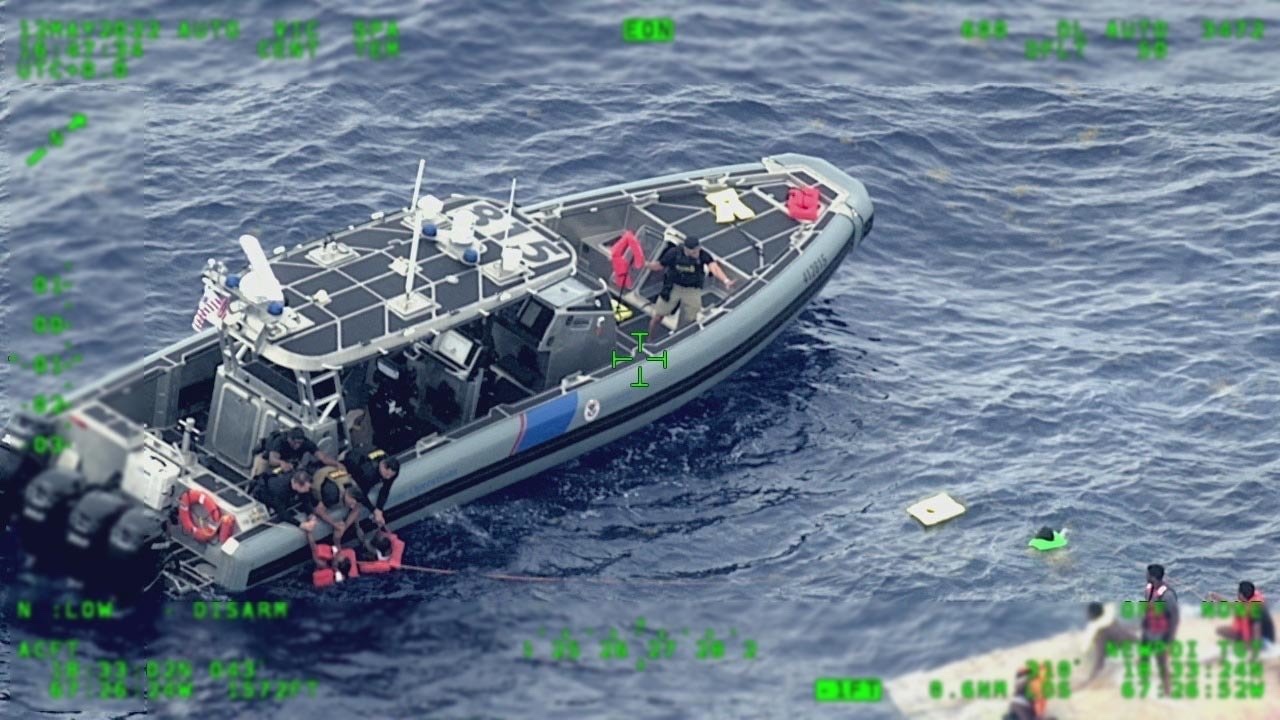 Imagen aérea de migrantes siendo rescatados en el Canal de la Mona.