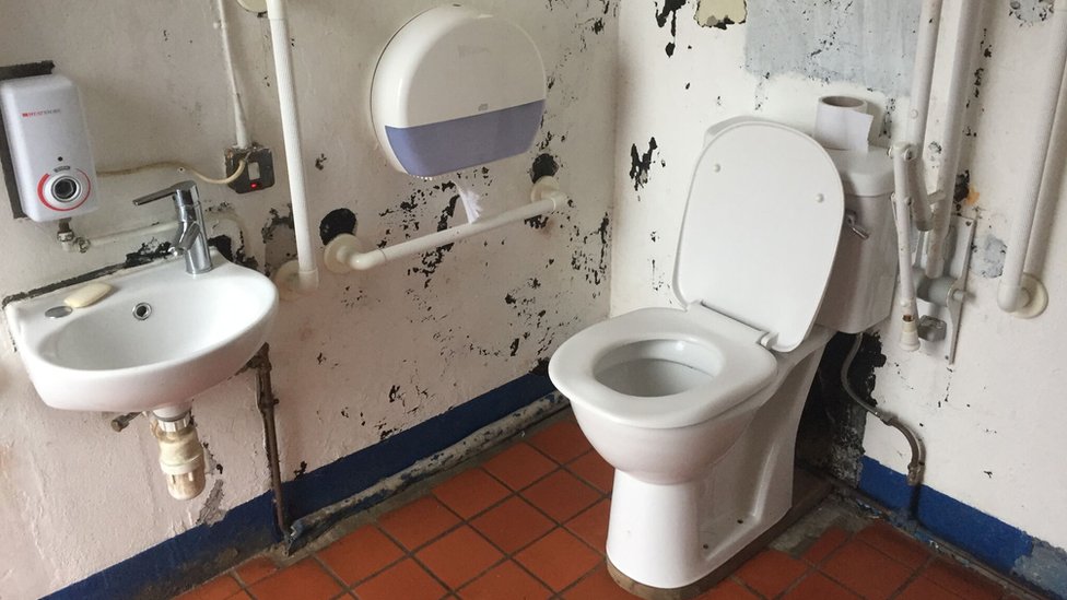 Интерьер общественных туалетов Ламлаша