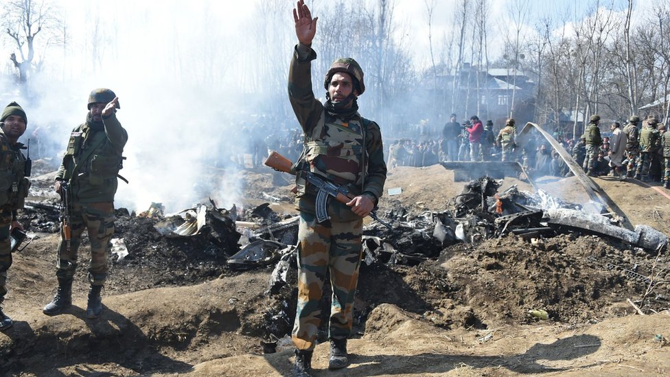 Soldados de la India cerca del que se cree es un avión de su Fuerza Aérea caído en Budgam, en la Cachemira india.