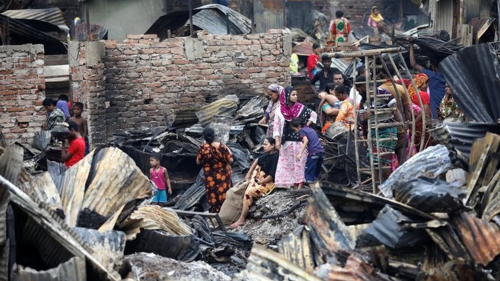 Обитатели трущоб собираются возле своих убежищ после пожара в Дакке, Бангладеш, 17 августа 2019 г.