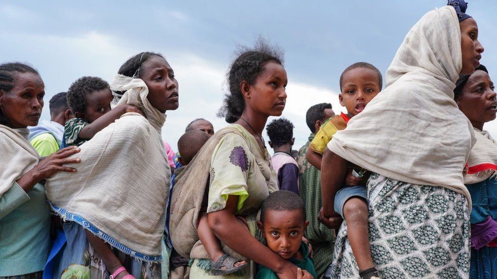 إثيوبيات ينتظرن المعونات.
