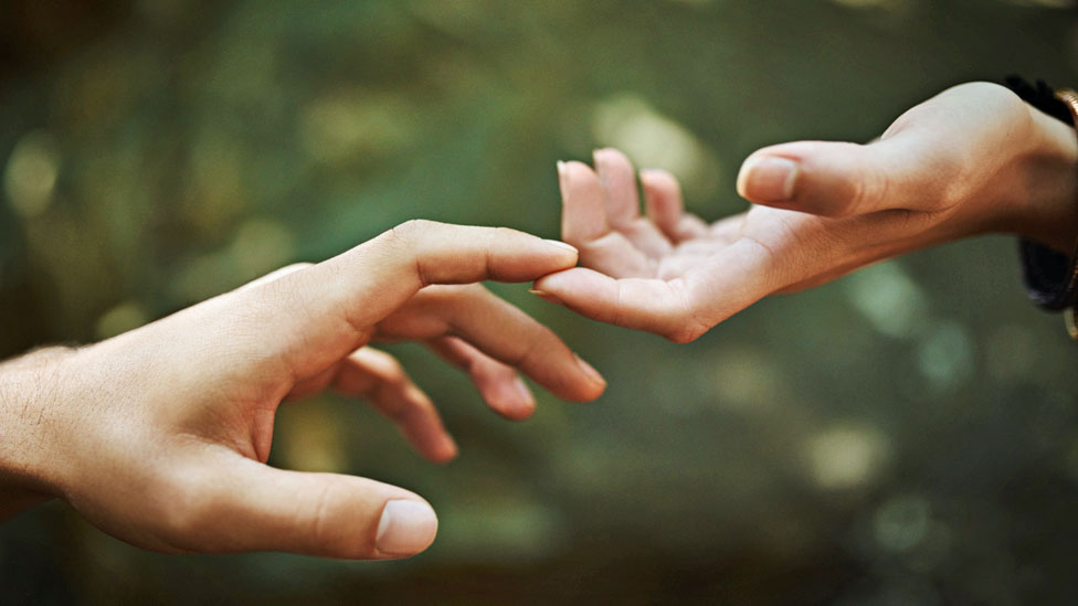 El sentido del tacto no ha jugado un papel estelar en la tecnología... aún. manos tocándose