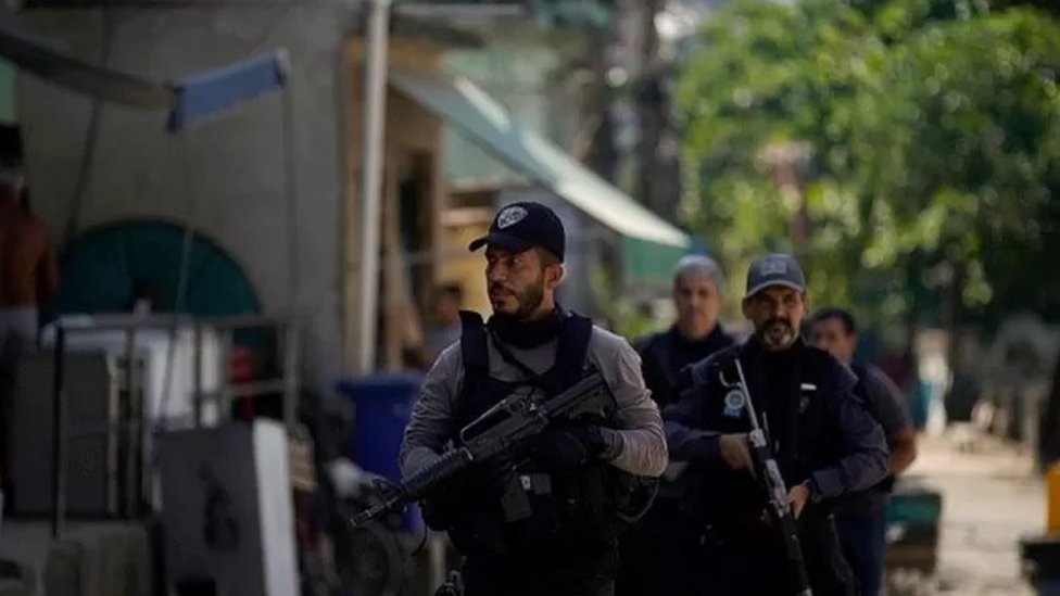 Policiais caminham pelas ruas da favela do Jacarezinho, no Rio de Janeiro