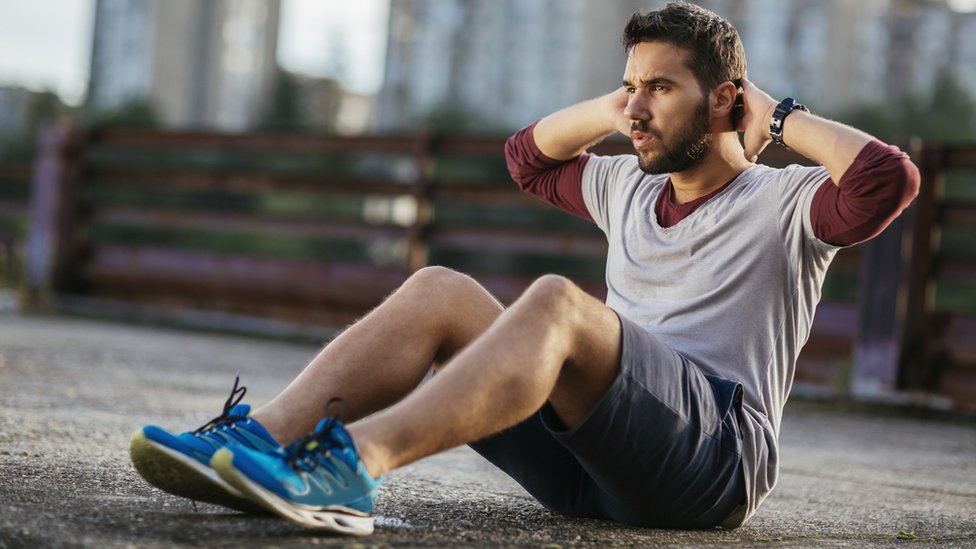 No todo es negativo cuando se realiza el tradicional movimiento de contraer el abdomen, aunque el beneficio no tenga efecto directo en la apariencia física. Hombre haciendo abdominales