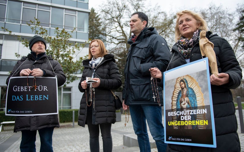 Activistas antiaborto huelga un centro de asesoramiento Pro Familia en Frankfurt