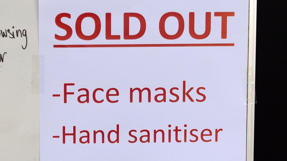 Войдите в витрину магазина и сообщите, что маски для лица и дезинфицирующее средство для рук распроданы