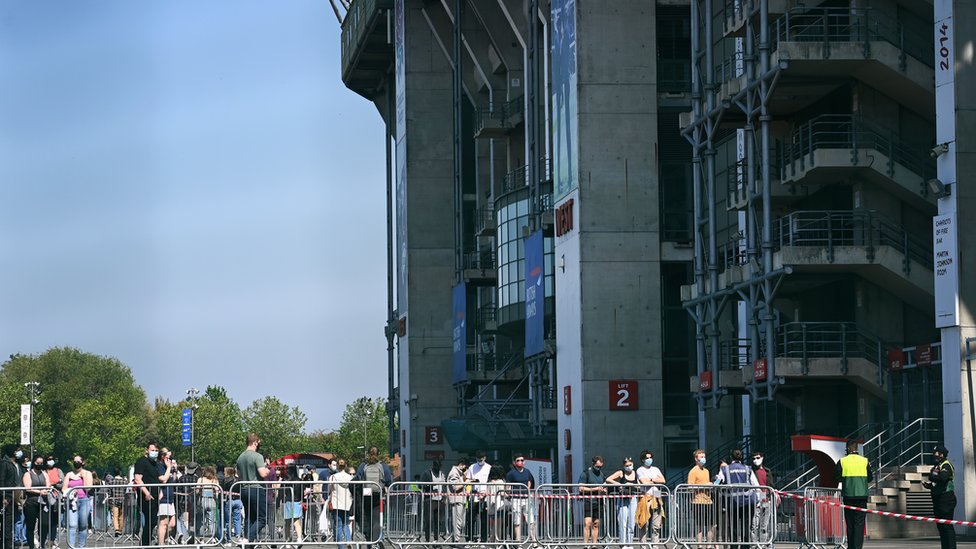 Pessoas fizeram fila do lado de fora do estádio de rúgbi de Twickenham, em Londres, para uma vacina contra Covid