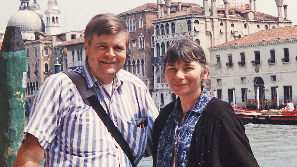 George y Roberta Poinar, vistos aquí en Venecia, en 1996