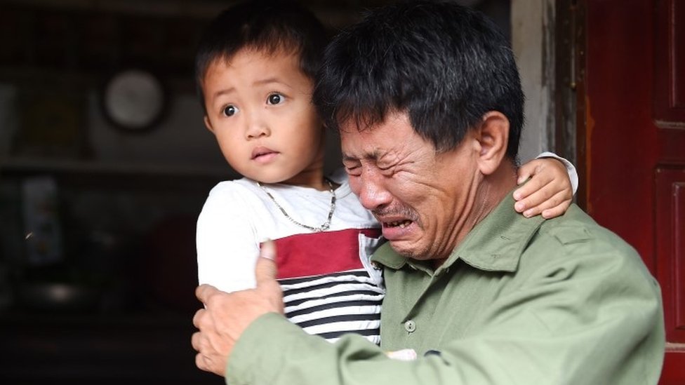 Ле Минь Туан, отец 30-летнего Ле Ван Ха, которого опасаются быть среди 39 человек, найденных мертвыми в грузовике в Эссексе, Великобритания