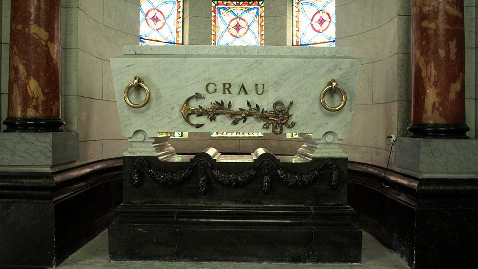 Tumba de Grau en el cementerio Presbítero Maestro de Lima.