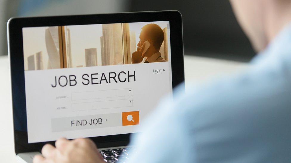 Persona mirando una página de búsqueda de empleo en la pantalla de un portátil