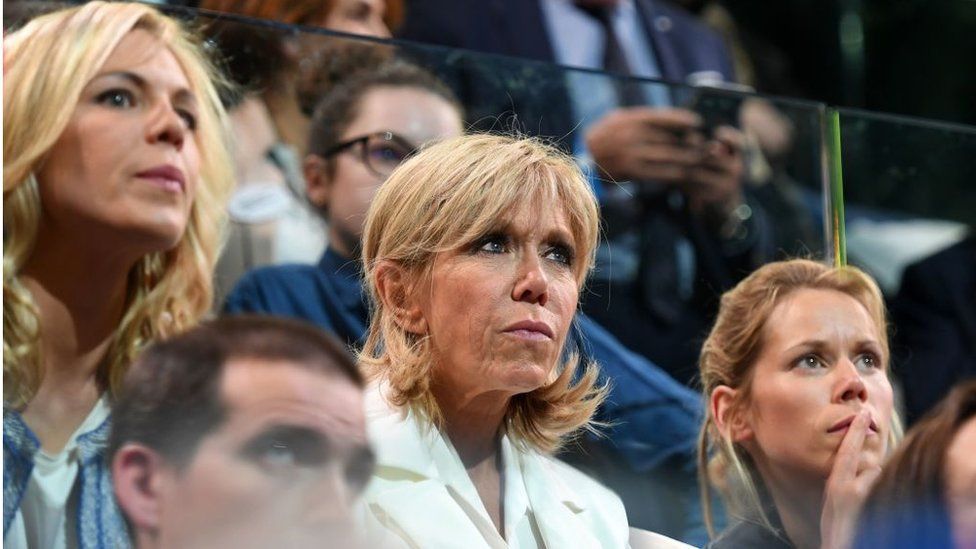 Brigitte Macron 2017 yılında iki kızıyla birlikte bir gösteri izlerken
