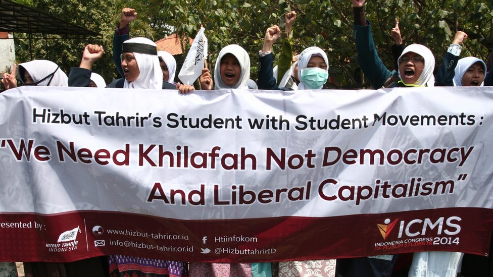 Endonezya'da Hizb-ut Tahrir üyesi gençlerin taşıdığı bir pankart: 
