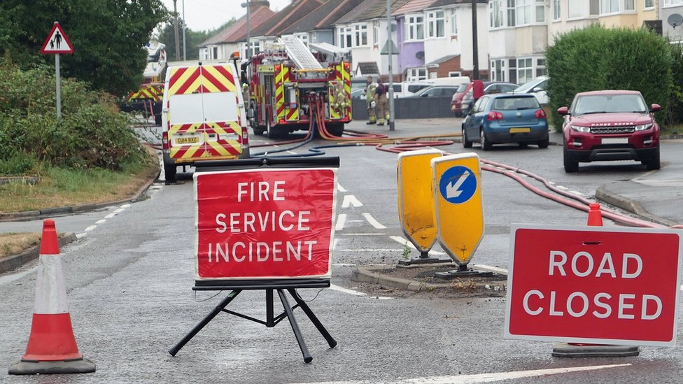 Glen Parva: Fire crews tackle large scrapyard blaze - BBC News